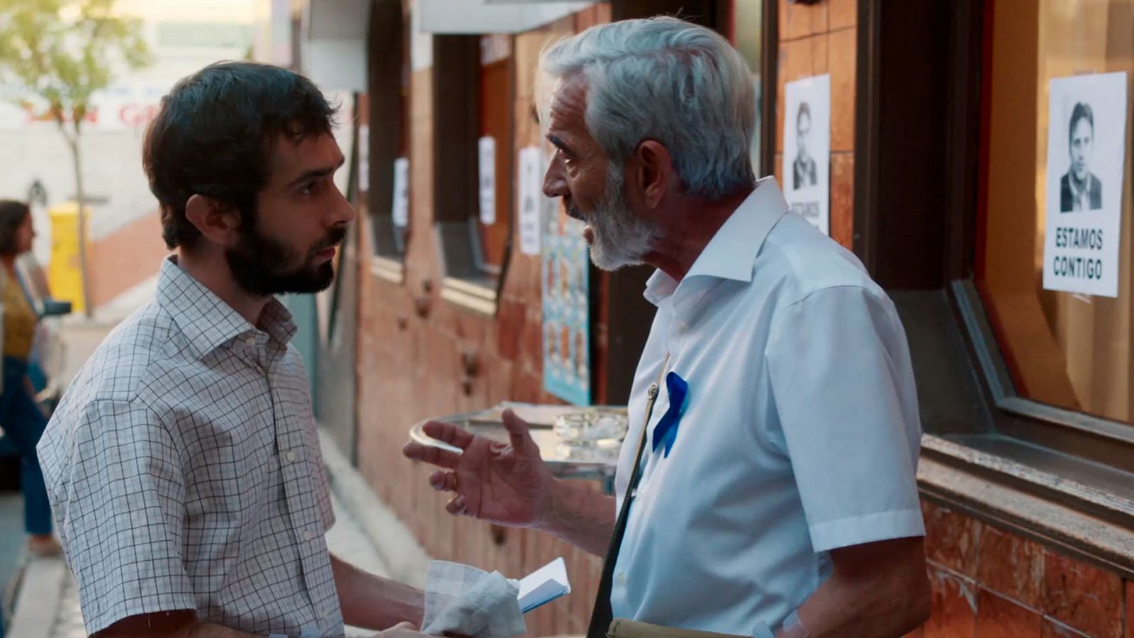 Cuéntame cómo pasó - Carteles y lazos azules inundan San Genaro