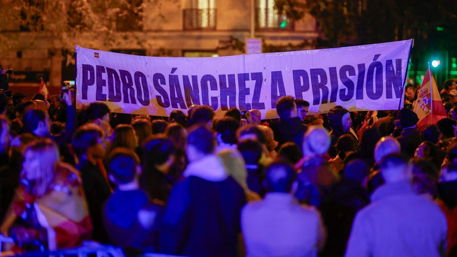 Cientos de personas protestan contra la amnistía ante la sede del PSOE en Madrid