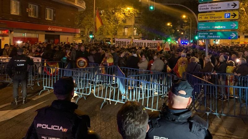 Los asistentes de la protesta de Ferraz muestran su rechazo a la amnistía: "España no se puede romper por intereses particulares"