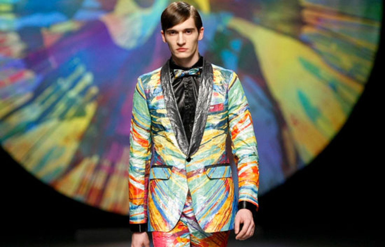 Ana Locking aprovecha un momento de felicidad vital para inyectar optimismo a través de una intensa paleta cromática -naranjas, celestes, rosas que evolucionan hasta los estampados finales- a su colección, un canto a un "destino circular". La diseñadora utiliza patrones y tejidos clásicos (satén, crepé de seda y de lana), muy femeninos y que marcan la cintura, pero le añade constructivismo formando puzzles de piezas geométricas en vestidos, faldas y chaquetas. 21/02/10.