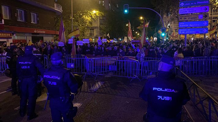 Modo Digital - Cientos de personas se concentran en la sede del PSOE