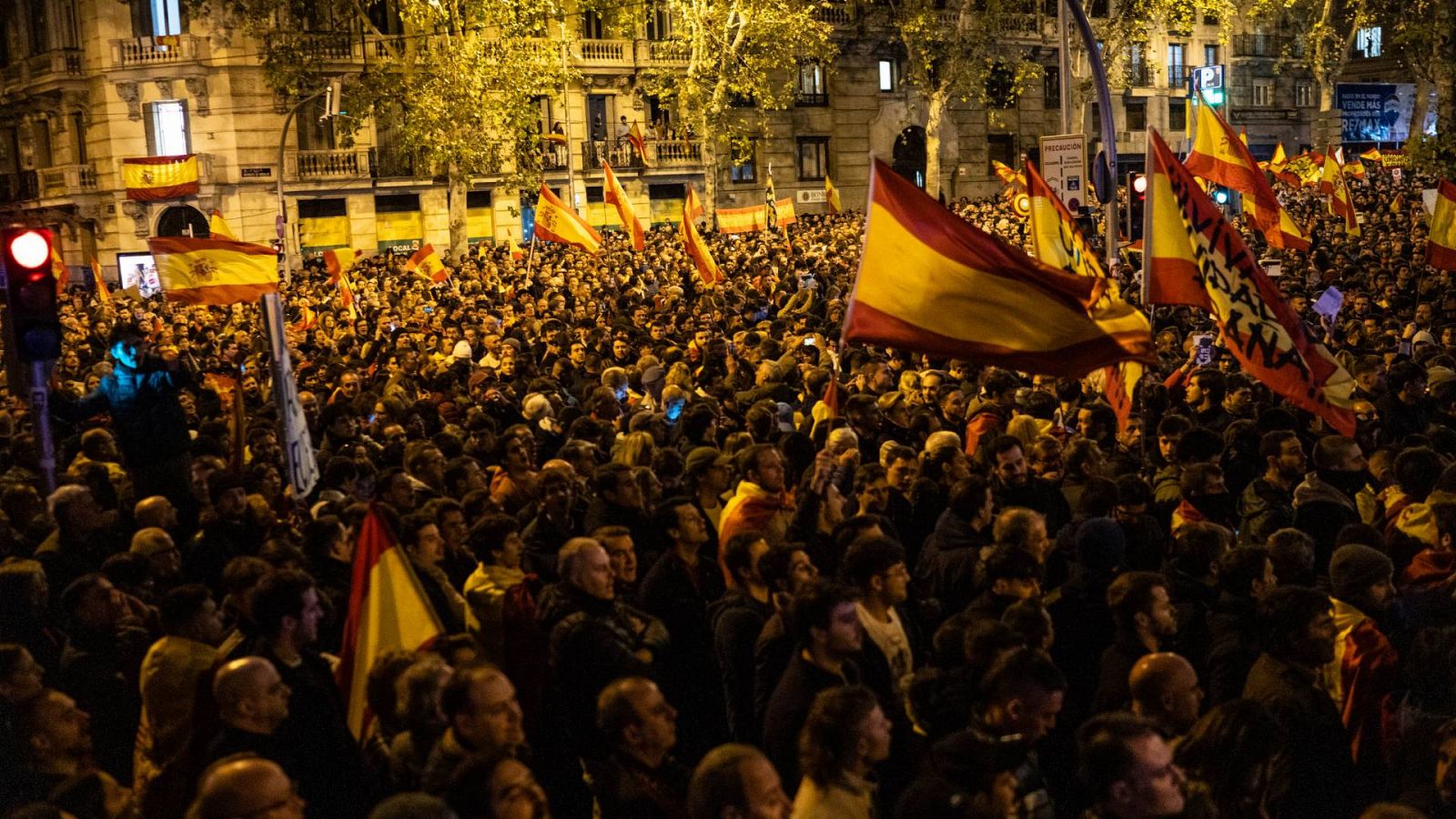 Miles de personas vuelven a concentrarse contra la amnistía en el entorno de la calle Ferraz, blindada por la policía