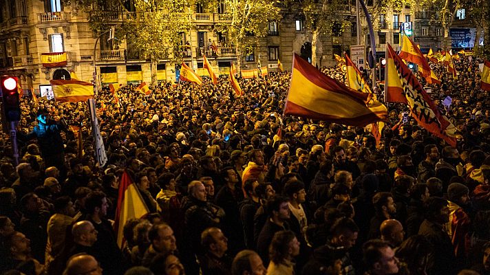 Miles de personas vuelven a concentrarse contra la amnistía en el entorno de la calle Ferraz, blindada por la policía