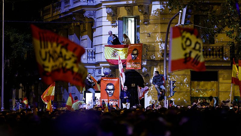 Cargas policiales en la manifestación más multitudinaria contra la amnistía