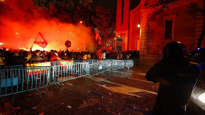 Lanzamiento de petardos y botellas a la Policía en la octava noche de protestas en la sede del PSOE en Madrid