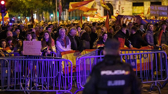 La Policía blinda la sede del PSOE en Madrid en la novena noche de protestas contra la amnistía