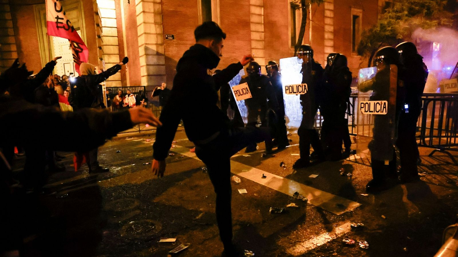 Amnistía | La Policía carga contra los manifestantes en Ferraz