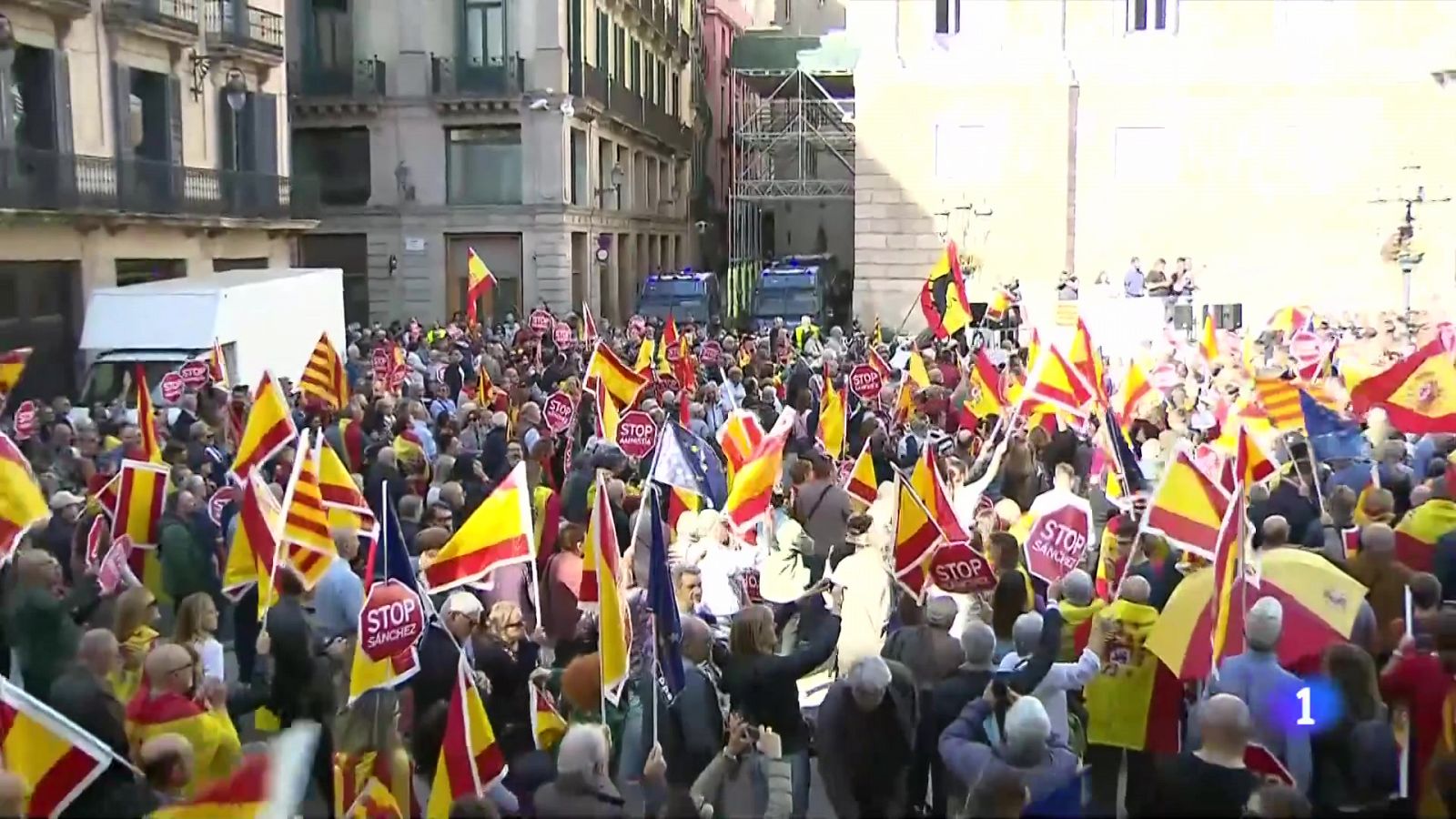 El rebuig a l'amnistia omple de gom a gom la plaça Sant Jaume