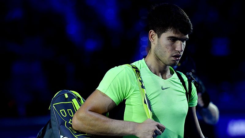 Alcaraz no puede con Zverev en su debut en las Finales de la ATP pese a inventarse puntos imposibles