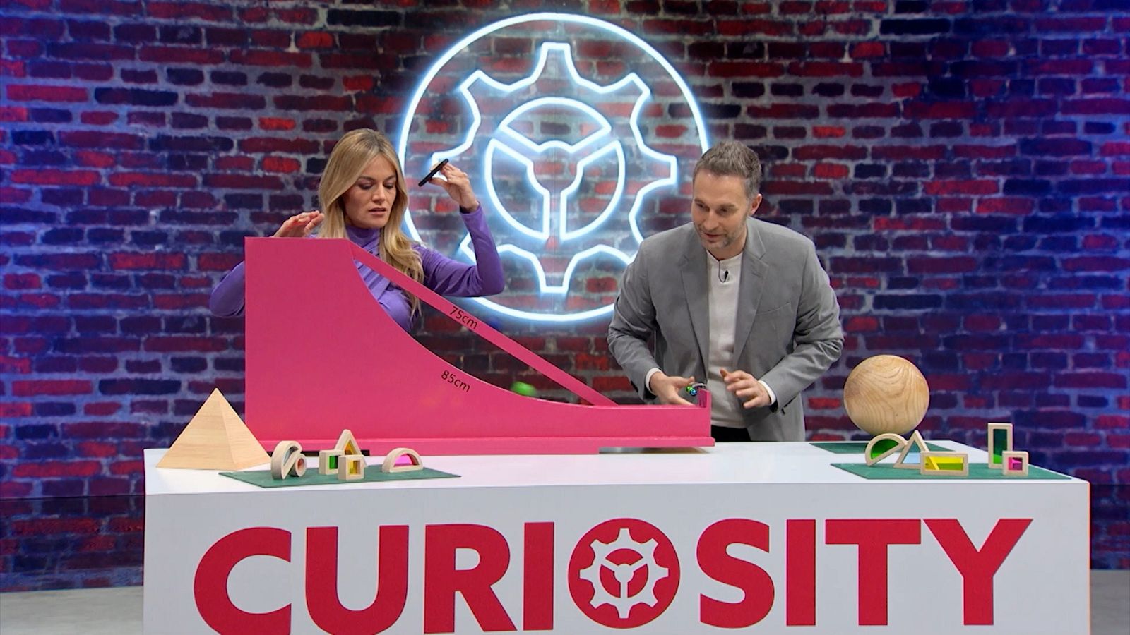 Dani Jiménez demuestra a través de una carrera de bolas que el camino recto no siempre es el más rápido.