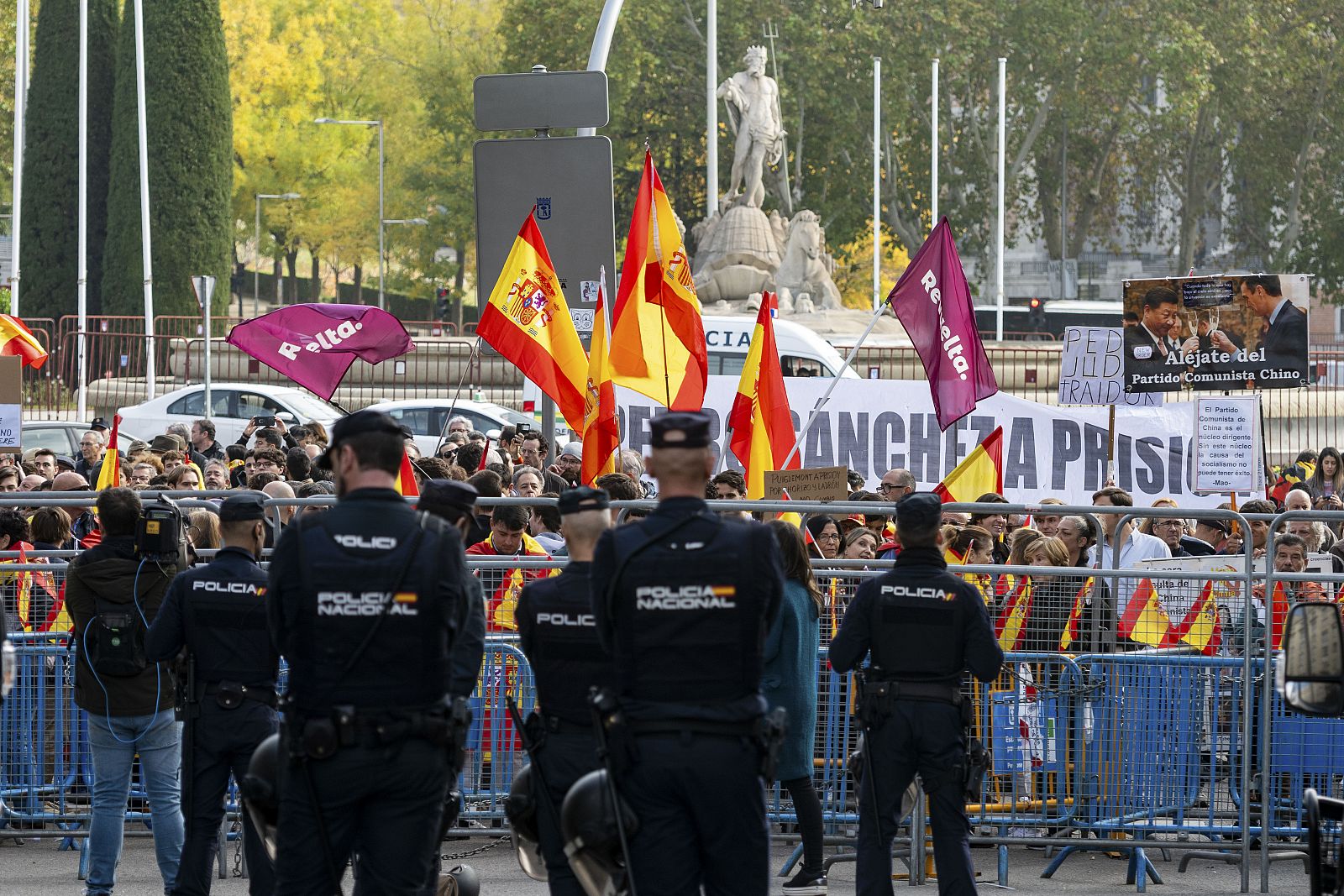 Unas 500 personas protestan ante un Congreso vigilado por 1.600 policías