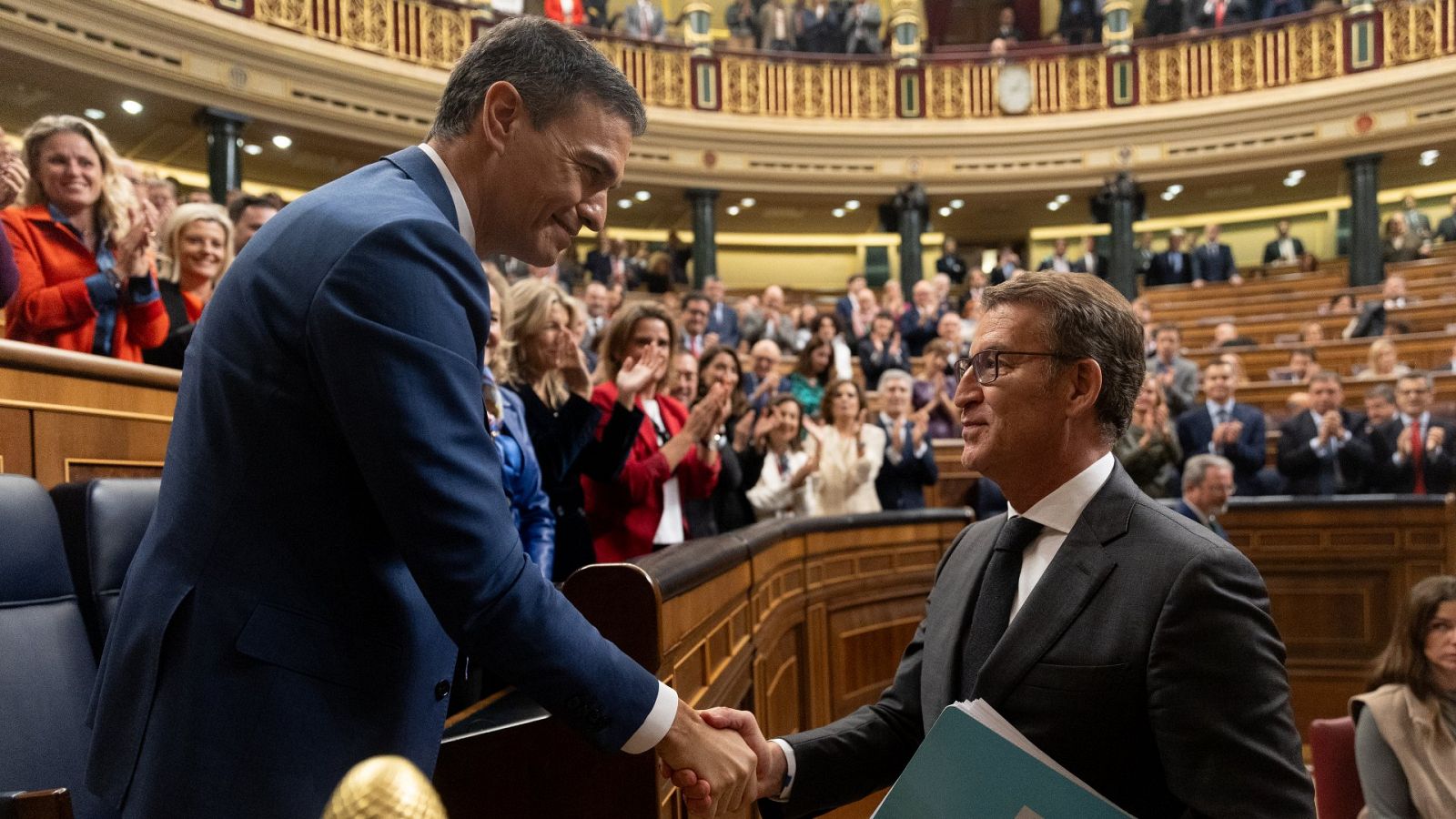 Feijóo al estrecharle la mano a Sánchez tras su reelección: "Esto es una equivocación"