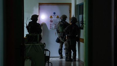 Israel muestra material de Hamás en el hospital Al Shifa