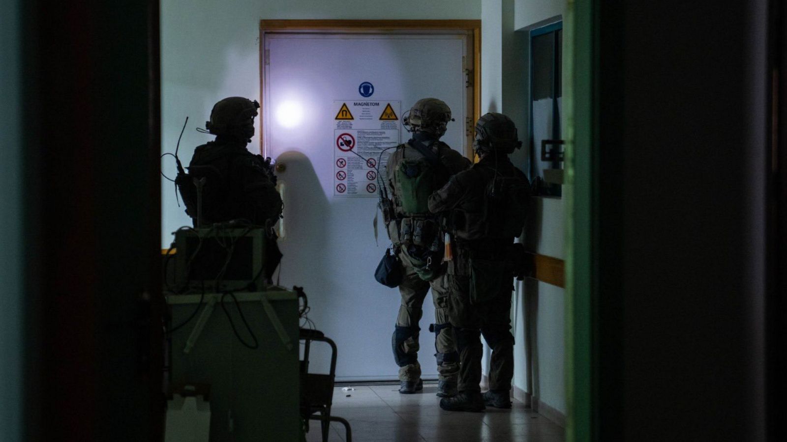 Israel muestra material de Hamás en el hospital Al Shifa