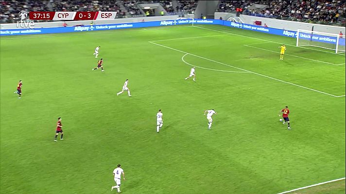 Fútbol - Oyarzabal sufrió una lesión muscular en esta jugada del Chipre - España y tiene que abandonar la convocatoria