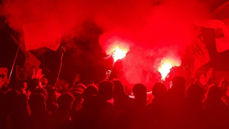 Lanzamiento de objetos y bombas de humo en las últimas protestas frente a la sede del PSOE