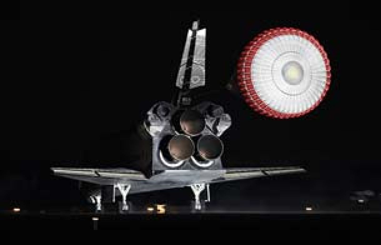 El Endeavour ha puesto punto final, con su aterrizaje nocturno  en el Centro Espacial Kennedy, en Florida, a una misión de 14 días a la Estación Espacial Internacional, la penúltima que realizará antes de que se retiren los transbordadores.