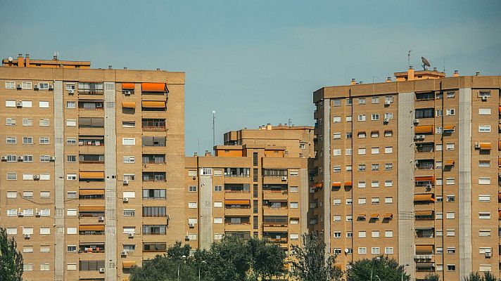 Telediario 1 - La vivienda pública en España: escasa y afectada por la privatización