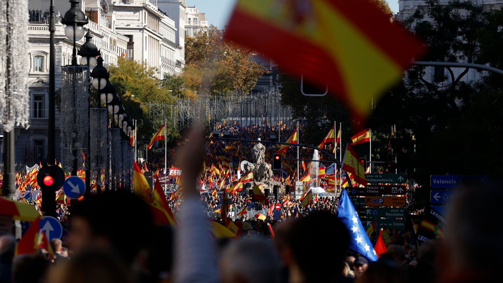 Miles de personas se manifiestan en Cibeles en contra de la amnistía