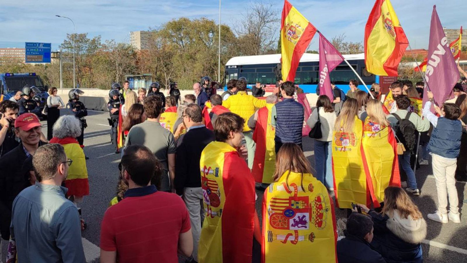 Manifestantes invaden la A-6 camino al Palacio de la Moncloa para protestar contra la amnistía