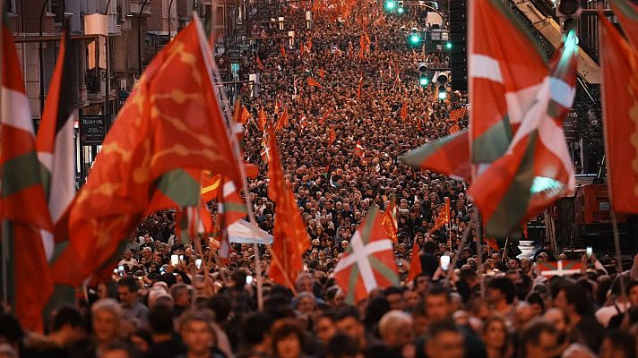 Miles de personas se manifiestan en Bilbao bajo el lema "Somos una nación" para abrir el debate territorial al País Vasco