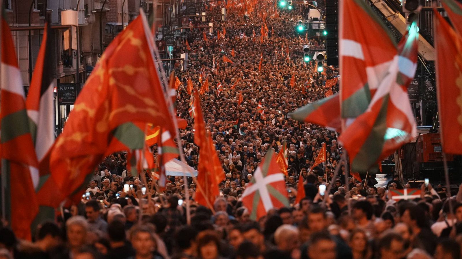 Miles de personas se manifiestan en Bilbao bajo el lema "Somos una nación" para abrir el debate territorial al País Vasco
