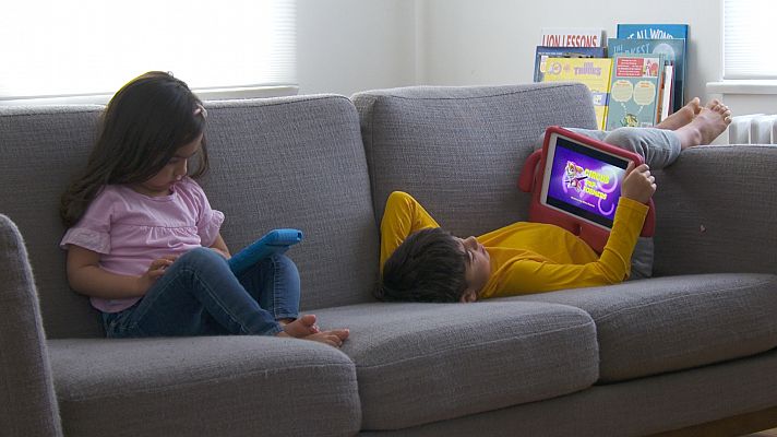 Niños frente a pantallas