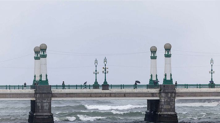 Bajan temperaturas, nubes y lluvias en el norte y fuertes vientos en el este y Canarias    