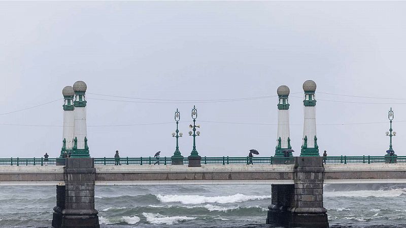 Bajan temperaturas, nubes y lluvias en el norte y fuertes vientos en el este y Canarias