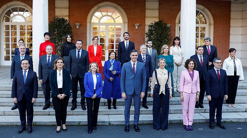 El nuevo Gobierno se hace la foto de familia en La Moncloa antes de su primera reunión