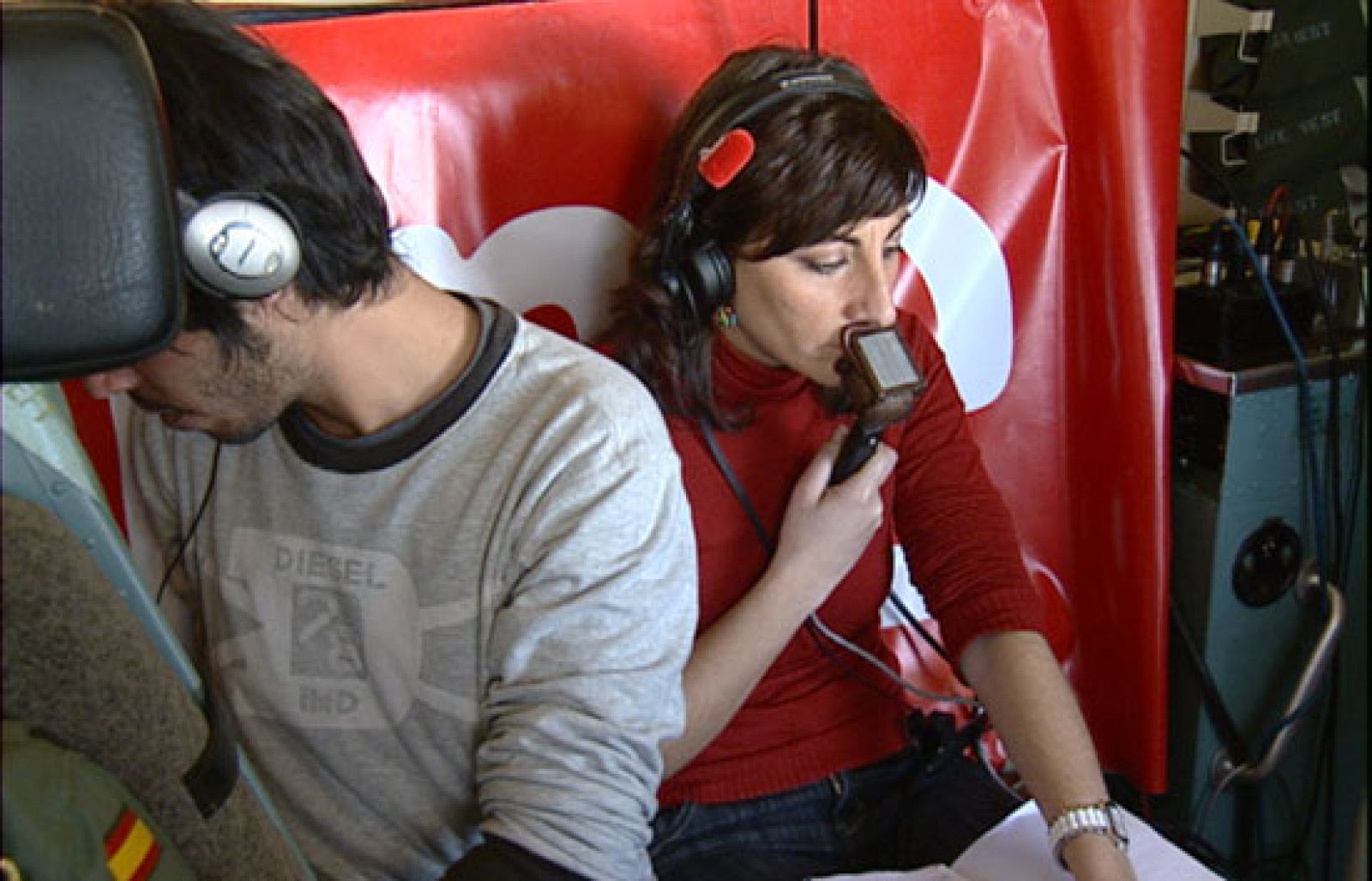 Después de cinco meses de pruebas, han conseguido emitir en directo desde un Hércules del Ejército en pleno vuelo. Mamen Asencio ha dirigido y presentado el programa, en el que han intervenido pilotos, futuros soldados y paracaidistas.