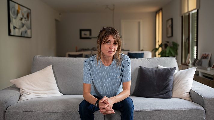 Página Dos - Familia, humor, vínculos, manías: "Nada es verdad"