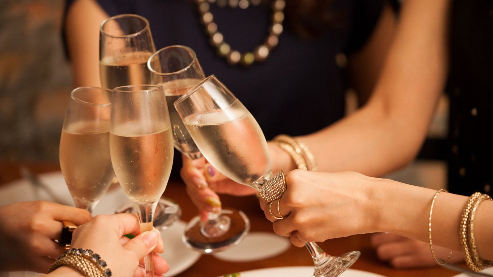 Una cita de estos días es la comida o la cena de Navidad con los compañeros de trabajo. Cada año hay que reservar antes el restaurante y quienes todavía no lo hayan hecho, pueden tenerlo complicado.