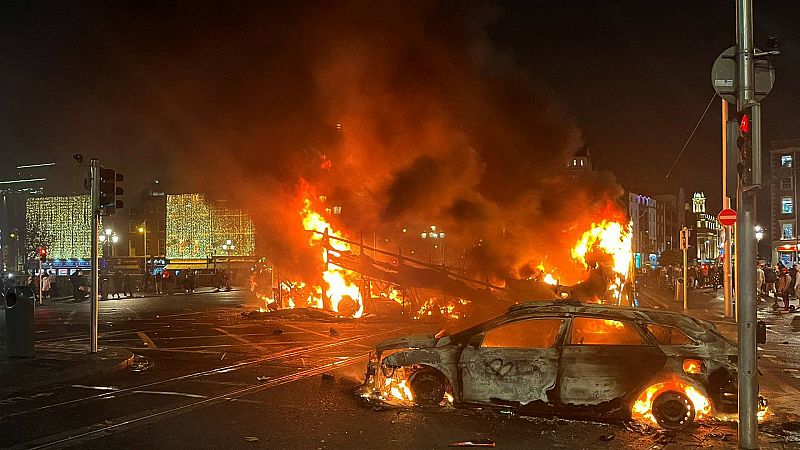 Más de 30 detenidos tras una noche de disturbios en Dublín por un apuñalamiento múltiple  