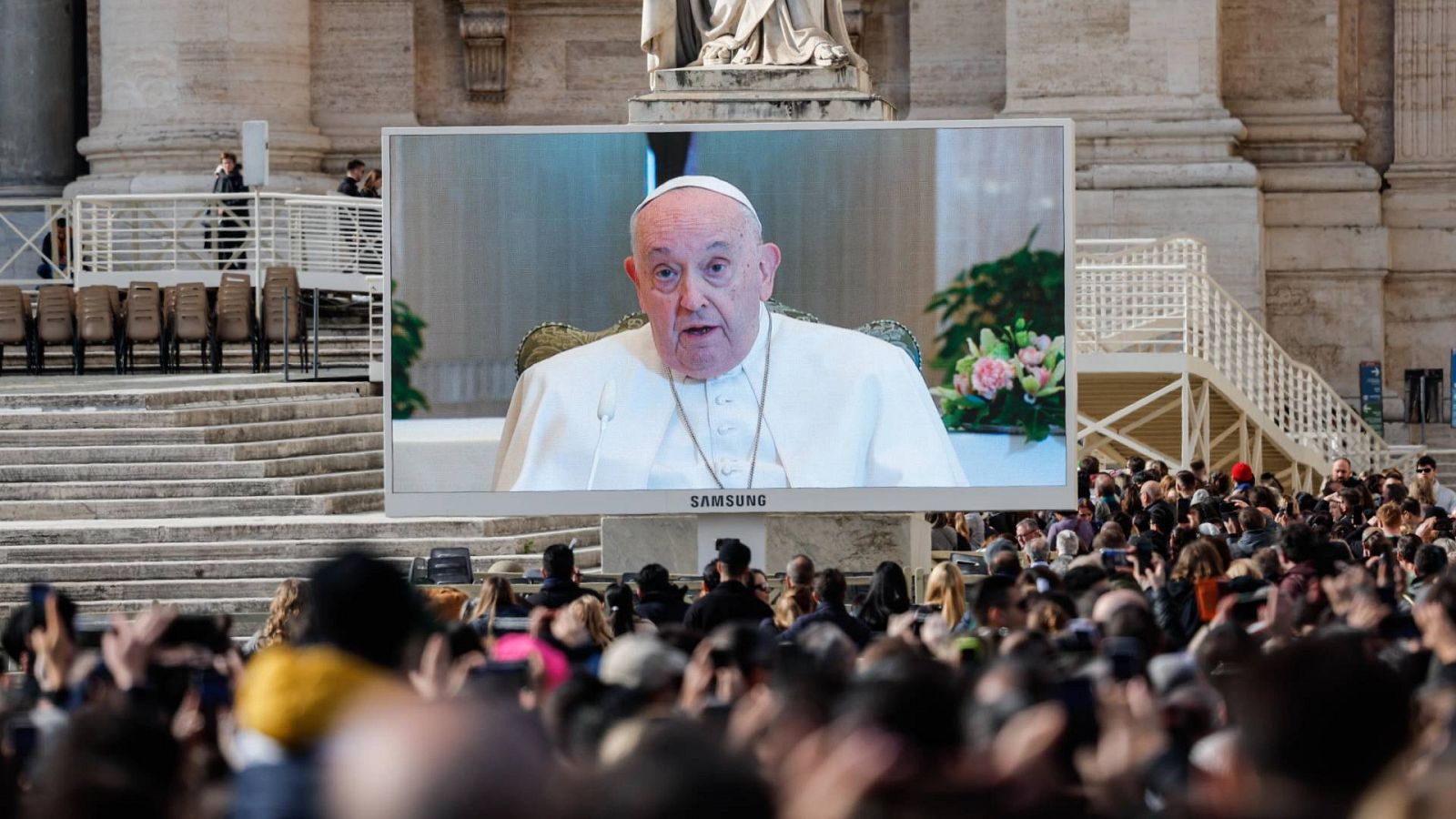 El papa reza el Ángelus desde casa por una afección pulmonar