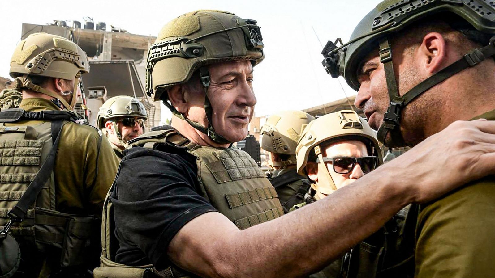 El primer ministro israelí, Benjamín Netanyahu, ha aprovechado la pausa en los combates para visitar la Franja por primera vez desde el comienzo de las hostilidades.