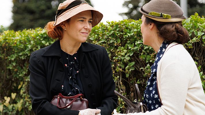 Salón de té La Moderna - Antonia le entrega el dinero a Pilar