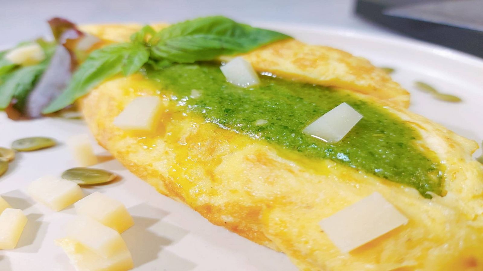Receta de tortilla francesa rellena de pesto del chef Sergio Fernández