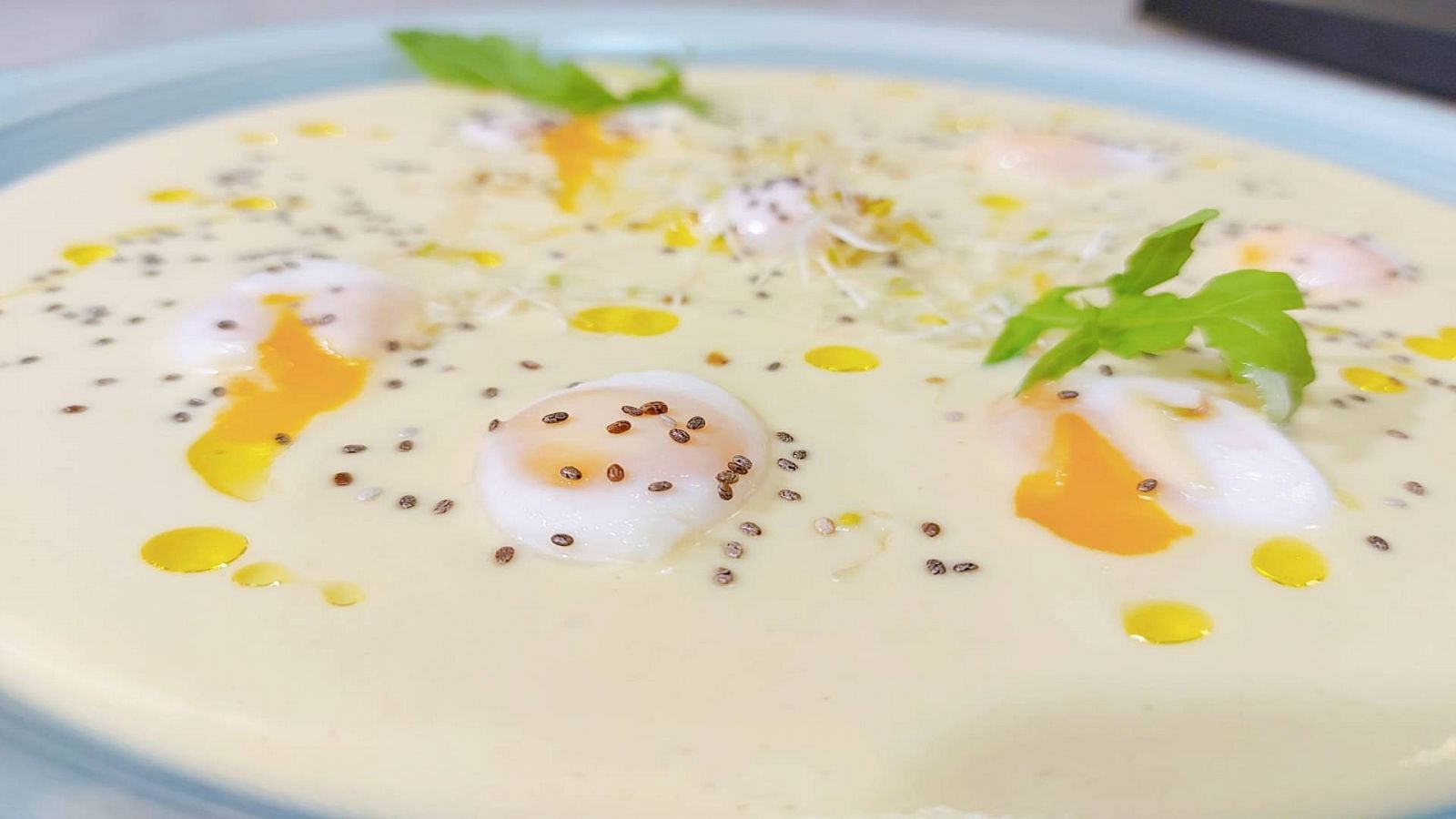 Receta de ajoblanco de aguacate con huevos de codorniz