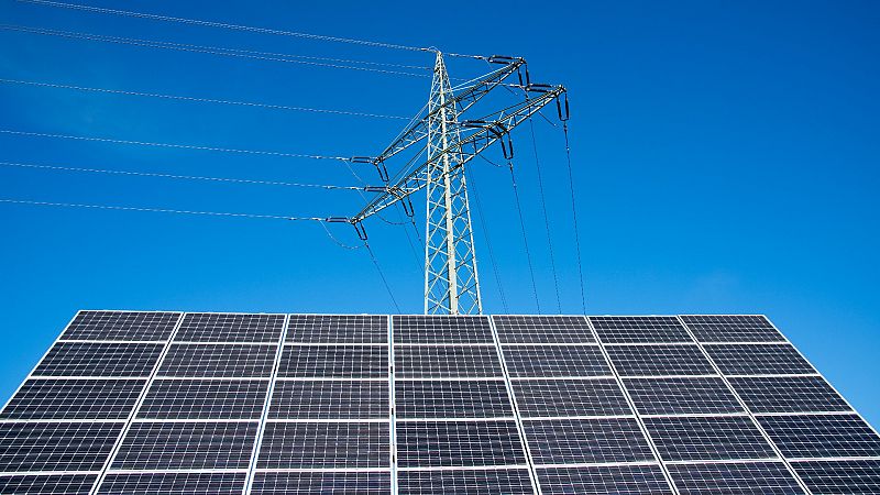 Los hogares que no pueden instalar placas fotovoltaicas pueden recurrir a invertir en placas de parques fotovoltaicos a kilómetros de distancia y utilizar su energía, ahorrando hasta un 70% cada mes.