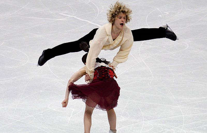 La pareja estadounidense compuesta por Meryl Davis y Charlie White realizó un programa caracterizado por la velocidad de sus movimientos. La medalla de plata es su premio.