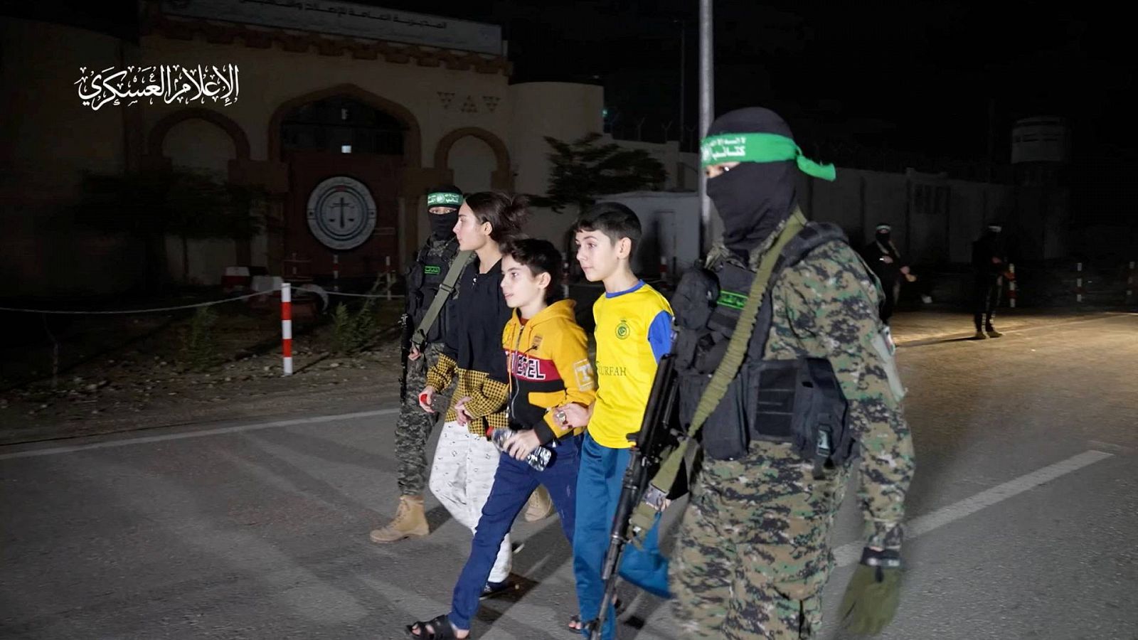 Israel excarcela a tres mujeres y 30 niños y Hamás libera a 11 rehenes en el cuarto día de tregua - Ver ahora