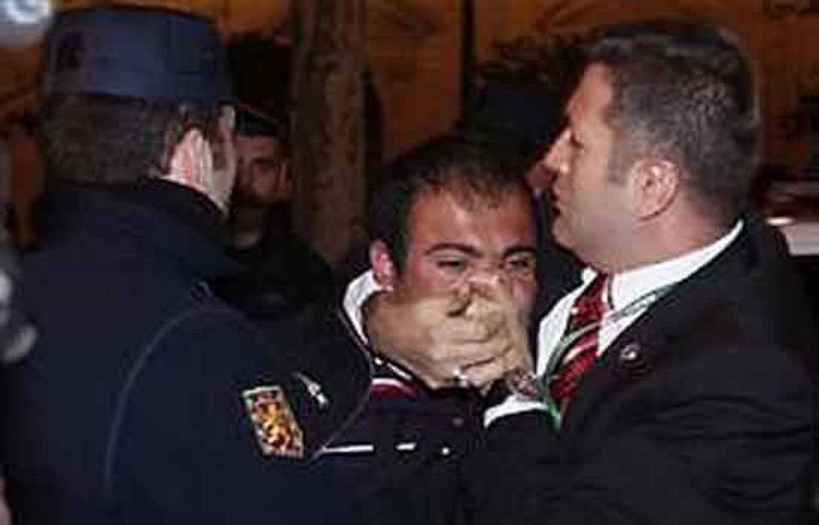 Detenido joven de origen kurdo por arrojar un zapato a primer ministro turco