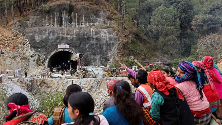 Telediario 1 - El rescate de todos los obreros atrapados en un túnel en la India está cada vez más cerca
