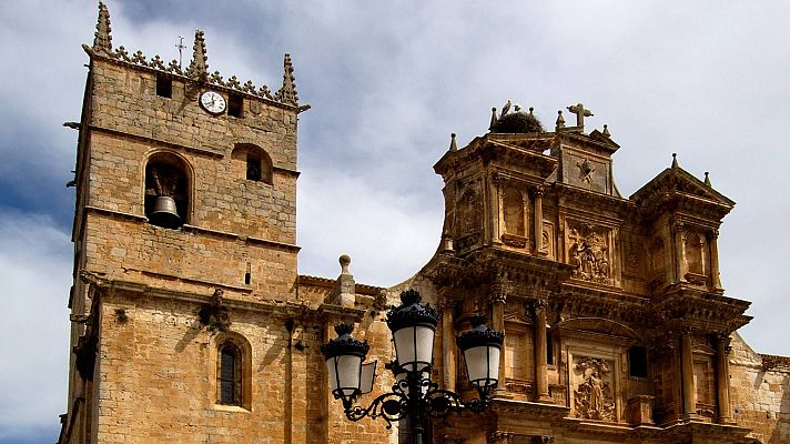 Gumiel de Izán en Burgos atrae a cientos de turistas por el parecido de su iglesia con  la ciudad arqueológica de Jordania