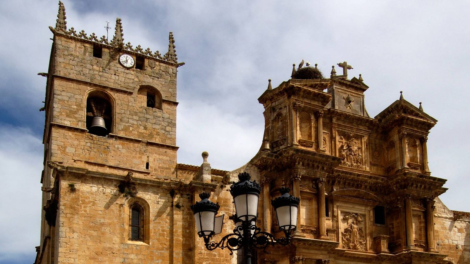 Gumiel de Izán en Burgos atrae a cientos de turistas por el parecido de su iglesia con la ciudad arqueológica de Jordania