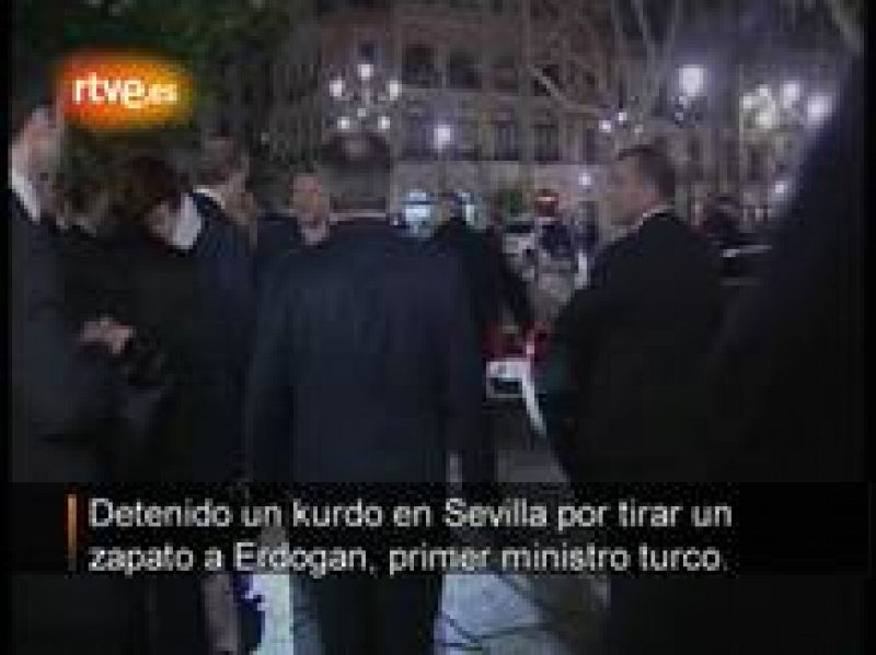 Un kurdo ha tratado de propinar un zapatazo al primer ministro turco a la salida de un acto en el Ayuntamiento de Sevilla. 