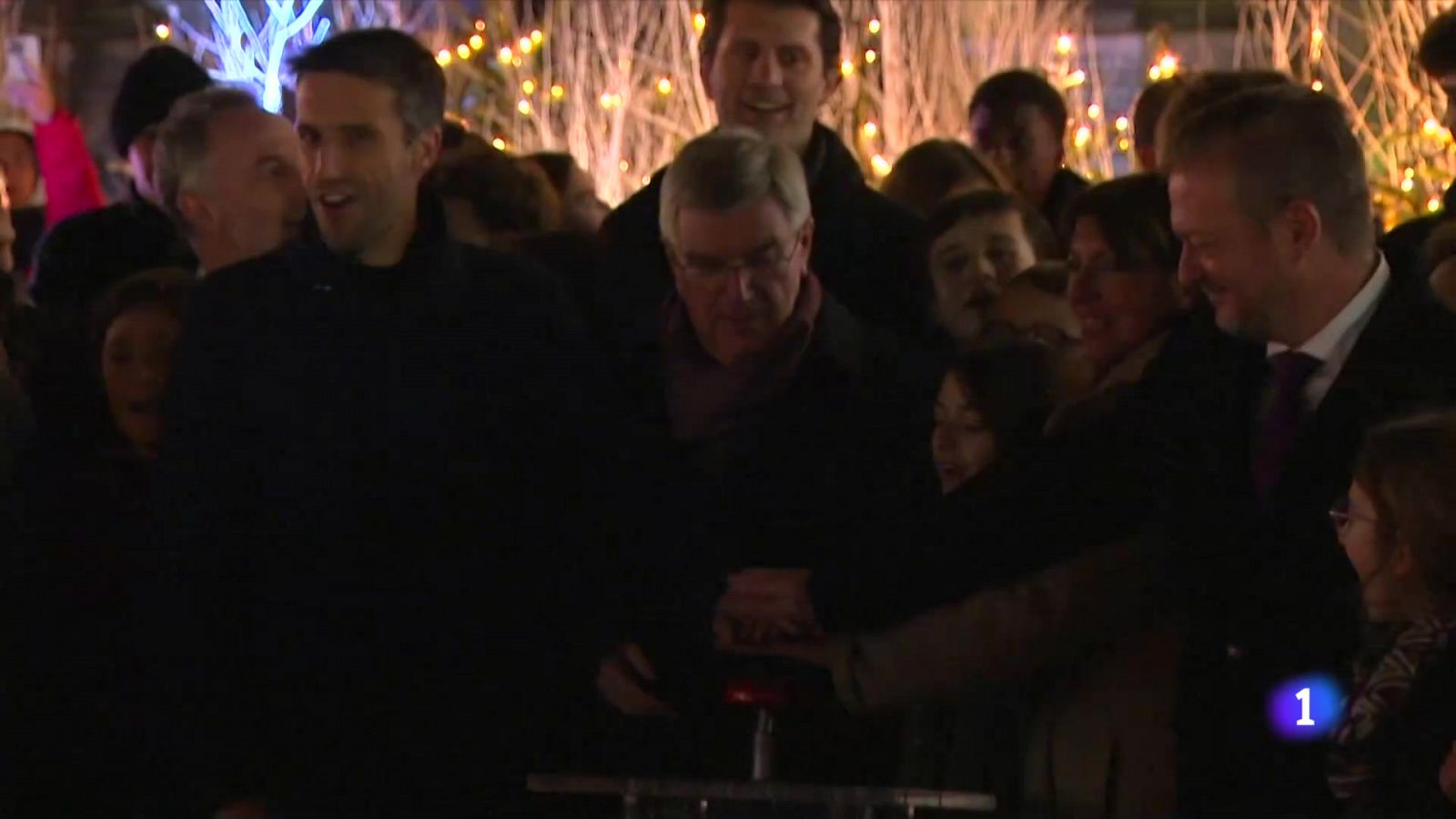 París 2024: la ciudad enciende iluminación navideña olímpica | Ver