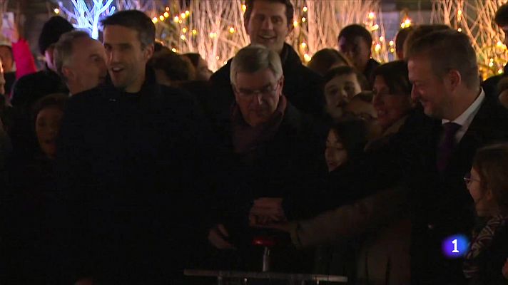 Telediario 2 - El Ayuntamiento de París inaugura su iluminación navideña marcada por los Juegos