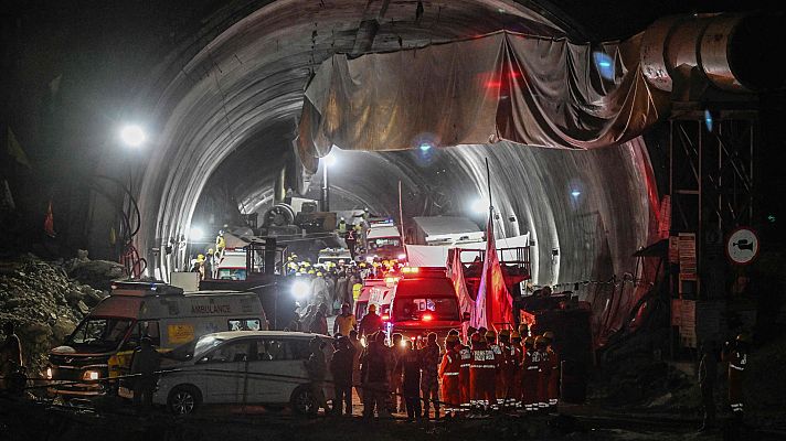 Telediario 1 - Rescatados con vida los 41 obreros atrapados en un túnel de la India